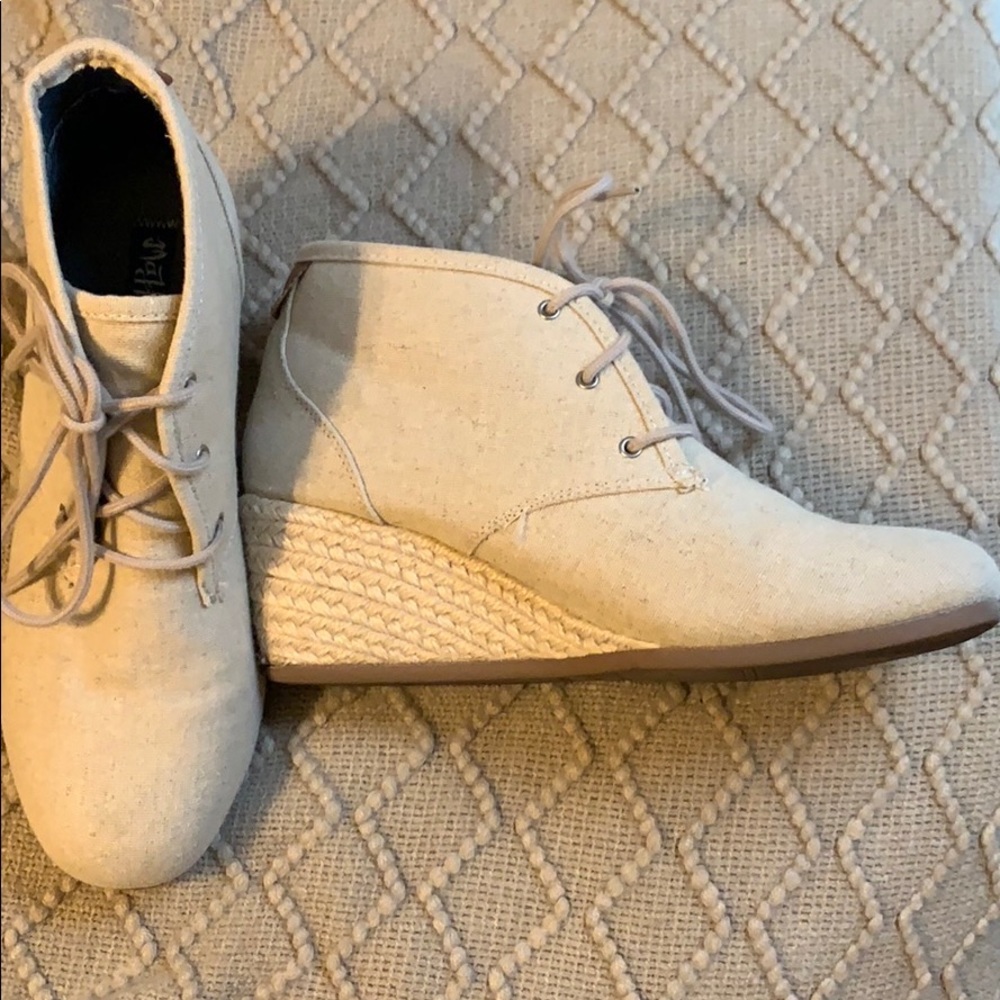 North Pole lace up wedges